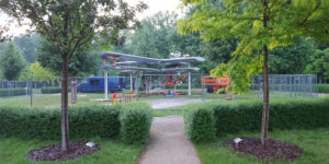 Luthergarten schwebendes Kreuz