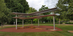 Luthergarten schwebendes Kreuz