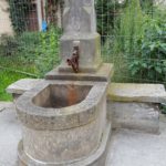 Stadtführer zeigt Röhrwasserbrunnen-lutherhof