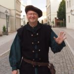 Stadtführer Klaus Pohl im Gewand