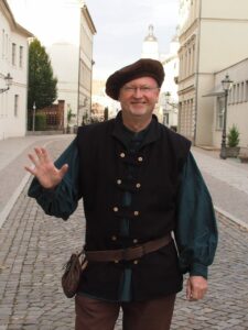 Stadtführer Klaus Pohl im Gewand